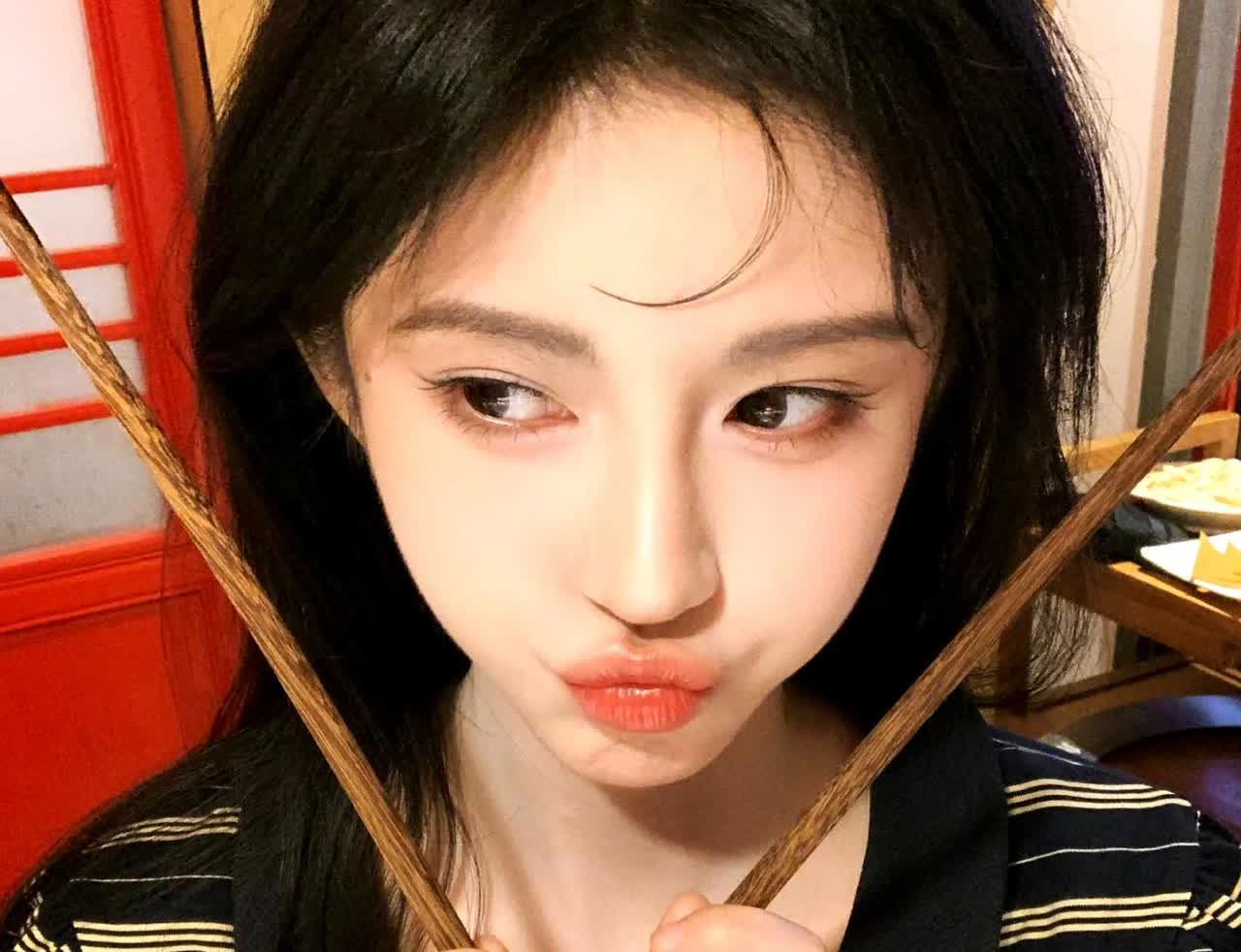 鞠婧祎吃个饭，拿双筷子就能轻松拍出大片的感觉，营造氛围感就像老手艺人那般熟练，粉