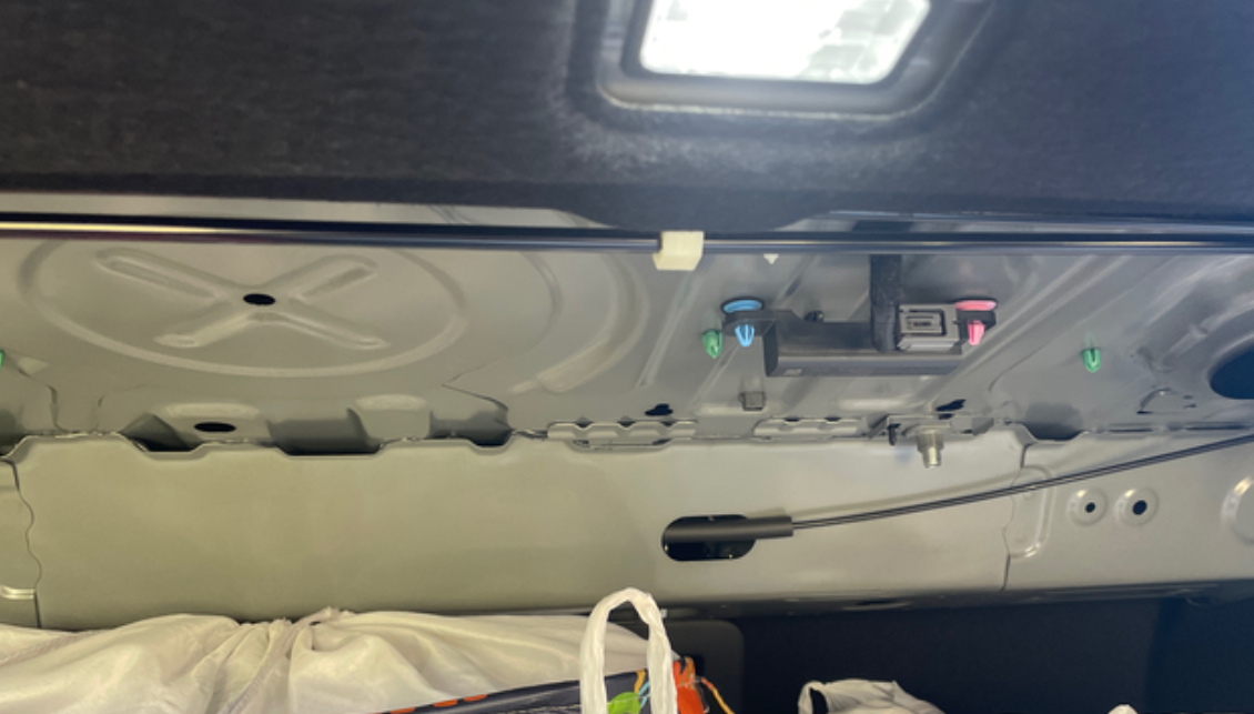 请问大家的十一代雅阁后备箱都是这样的吗？这正常吗？

