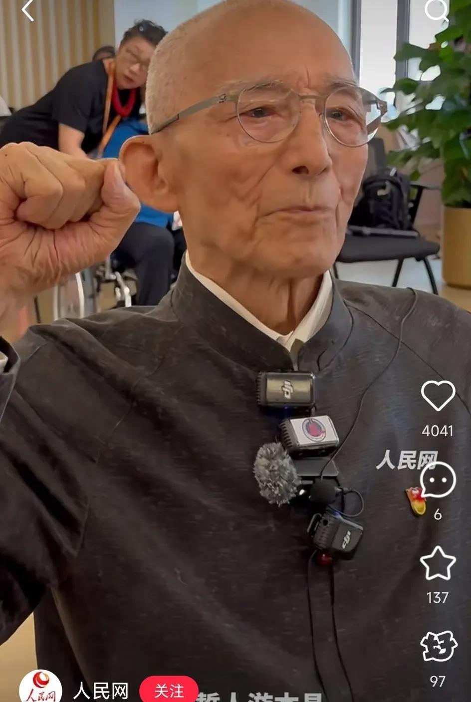 人民网报道游本昌宣誓入党！老人用手抚摸党徽一度哽咽。
游本昌跑了30年龙套，终成