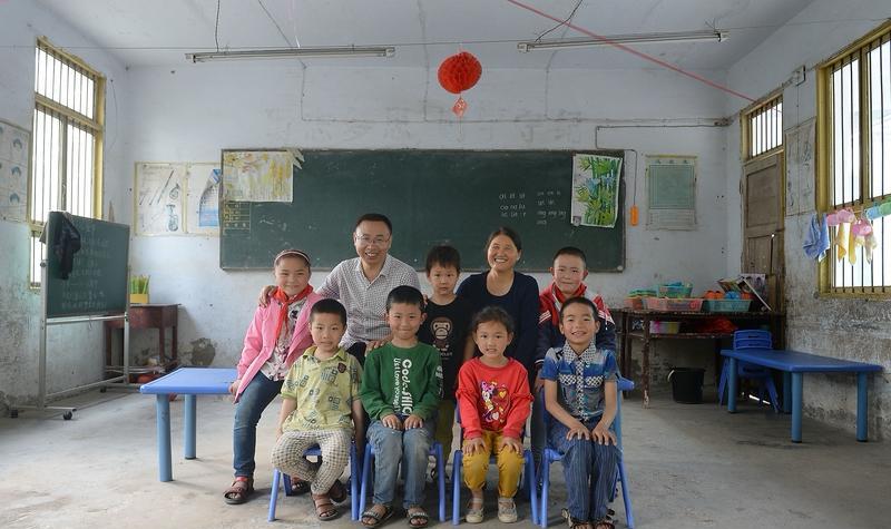 今年一所农村中心小学的校长调入教育局当办公室主任了，大家都送来祝福，恭喜他高升，
