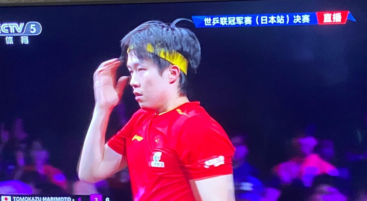 王楚钦输给张本一点不冤，前面比分差太多，休息暂停那么长时间，重新上场后，球技发挥