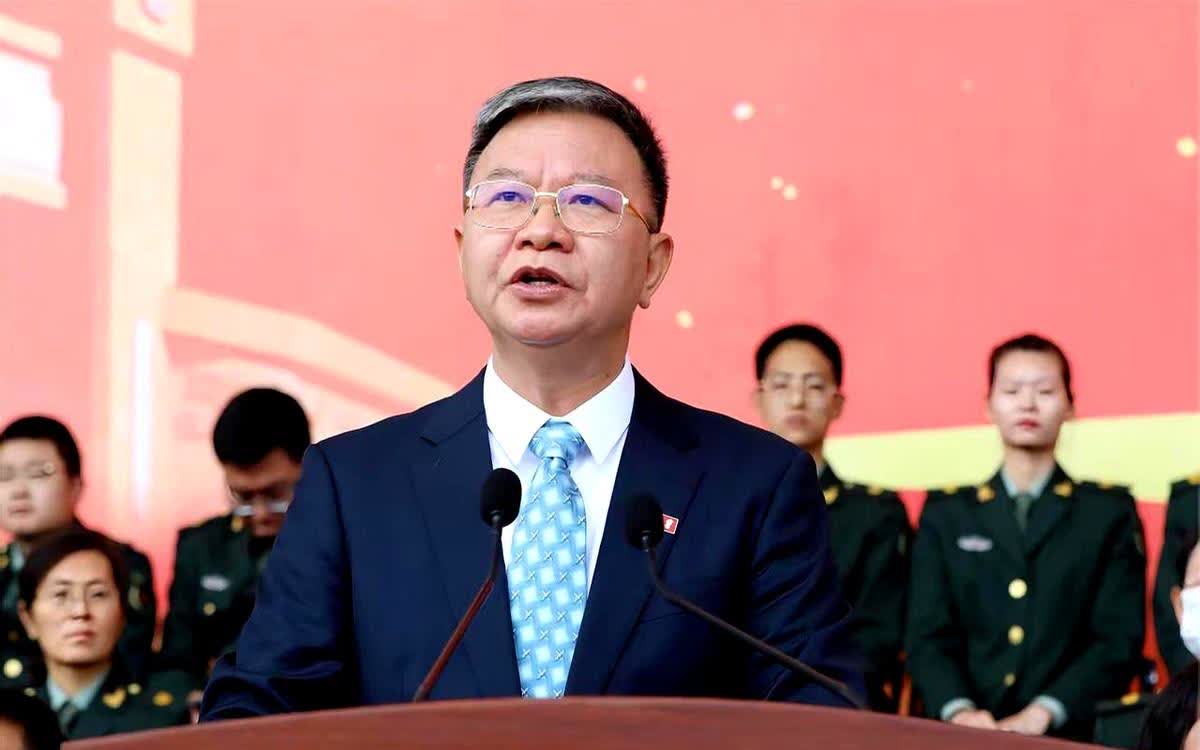 七年内他在兰大做了两件事情，一件是把冬夏双时令赶出了兰大，另一件就是胜利发动了榆