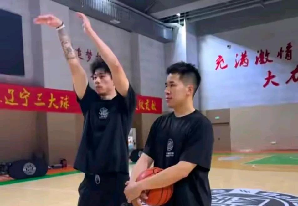 张镇麟这大变样，看起来太成熟了，举办训练营
张镇麟回辽宁了，就在体育馆举办训练营