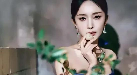 杨幂现身首映礼，化身“美少女”，究竟是怎样的装扮让她隐身于观众之中？
杨幂近日现