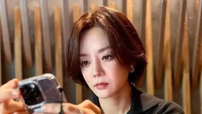 蔡琳高梓淇离婚7年首同框！8岁儿子暖心举动引泪崩