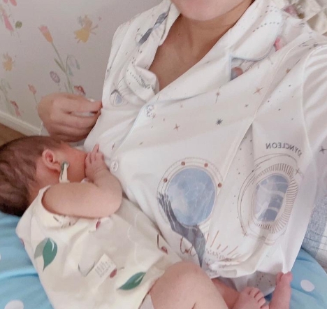 河南，男子在朋友家院子里与朋友喝酒，期间，进入朋友家屋内，看到朋友妻子正躺在床上