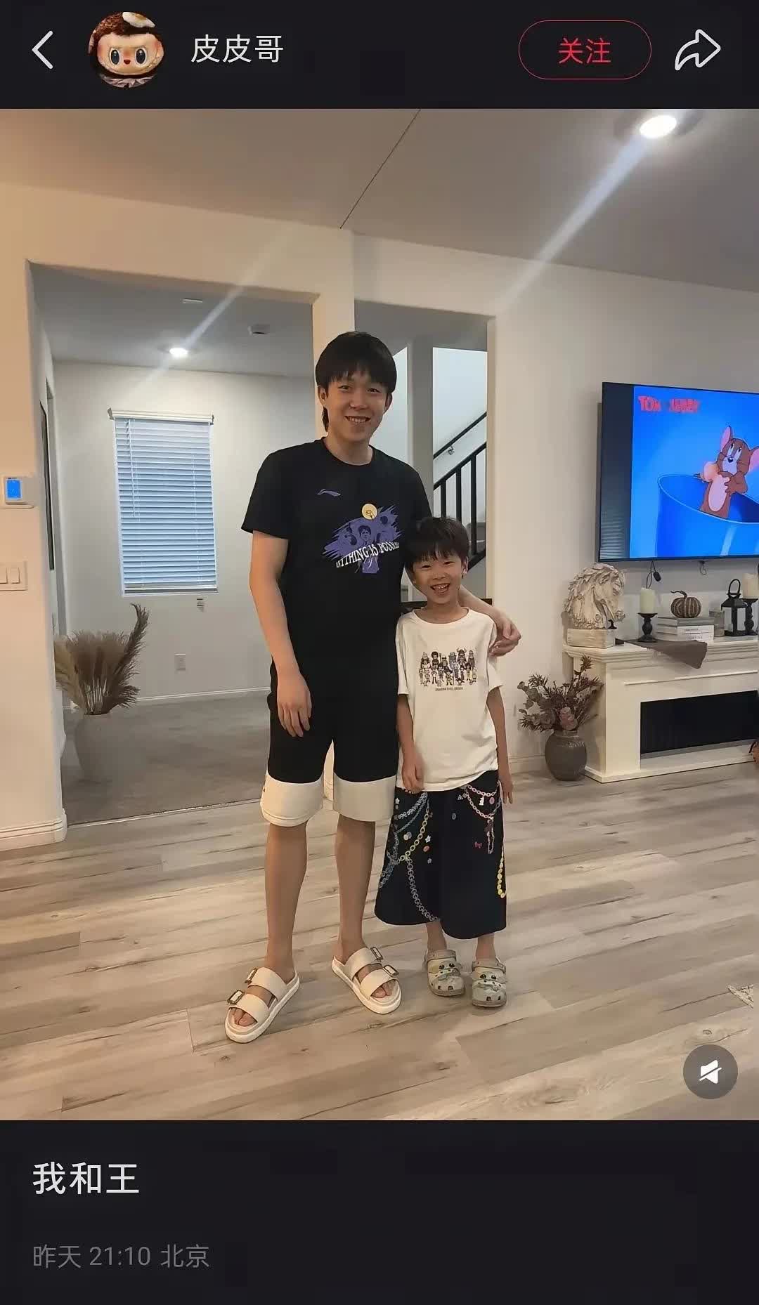 “我和王”
这是梁靖崑的儿子“凉皮”发的和王楚钦的合影。
美国大满贯，梁靖崑