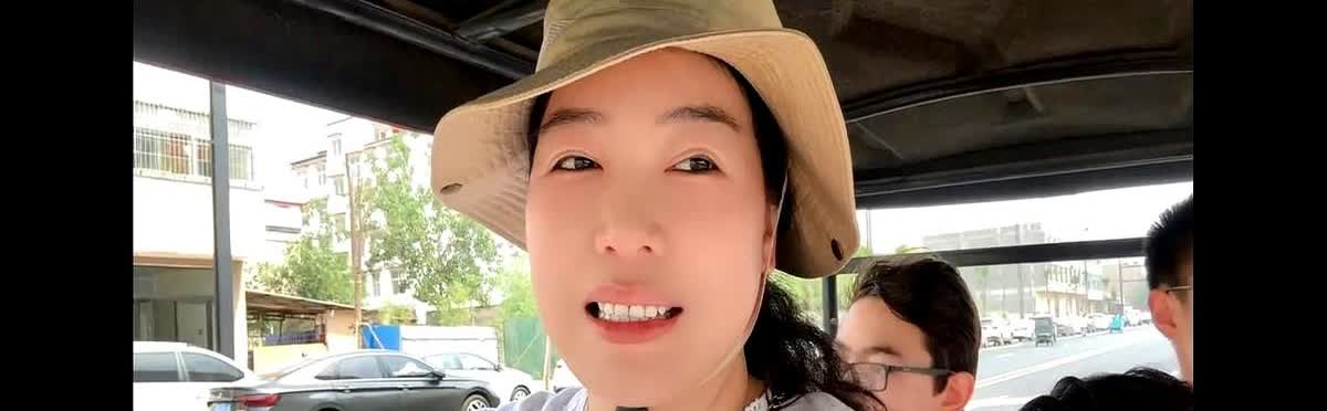 高考第二天，安娴骑着三轮车，带着安森尼和宝宝妞一起来给高考学子送水。

宝宝