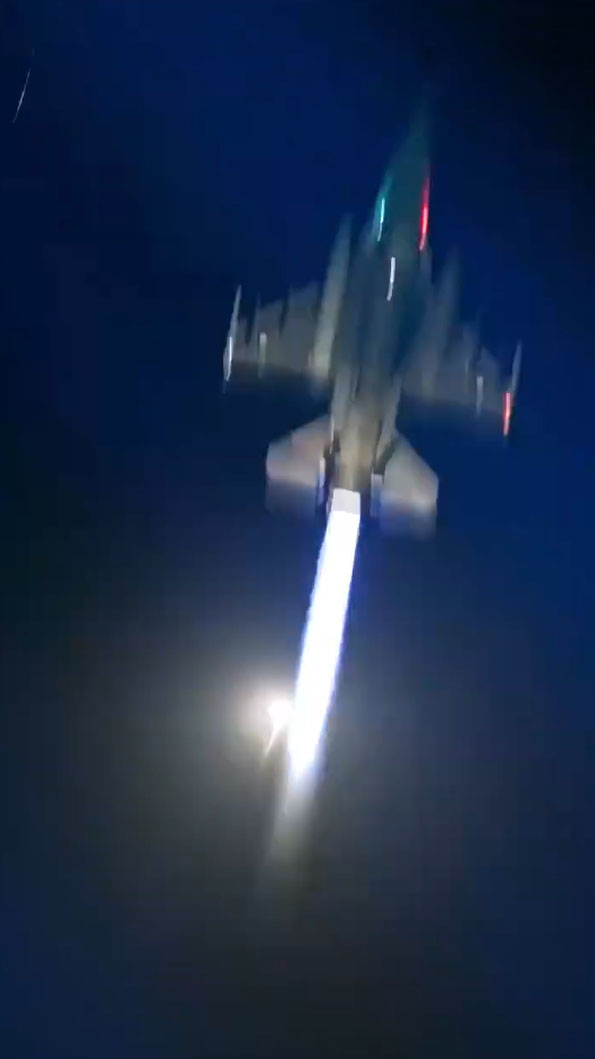 歼-10CE负责前线打仗，搞定法制“阵风”、俄制苏-30MKI；美国F-16则负