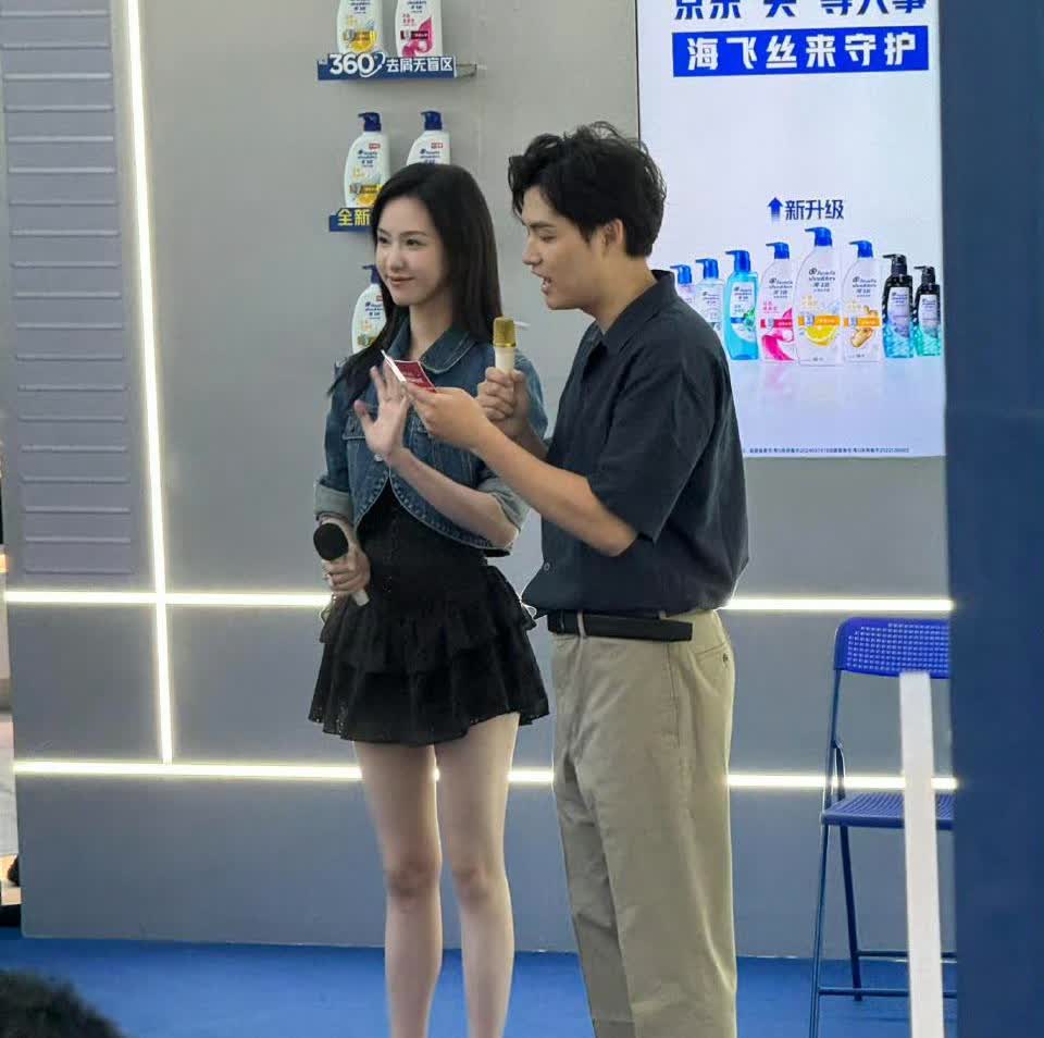 陈都灵在京东腿好长啊