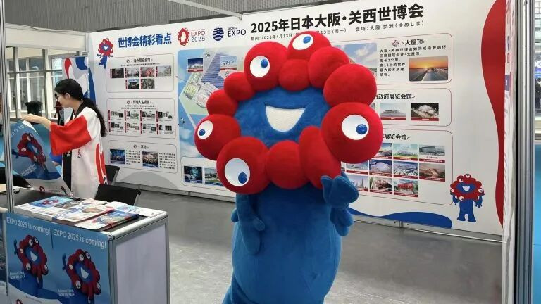 连Labubu都来蹭的「2025第一谷」，居然是个「最丑」吉祥物？