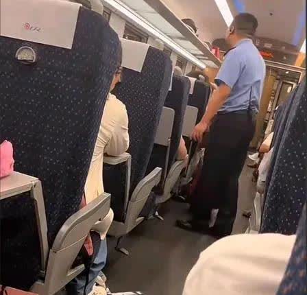 四川广元站女子舌战大妈火了，
原来是在这一站一群大妈再高谈阔论，
声音非常大