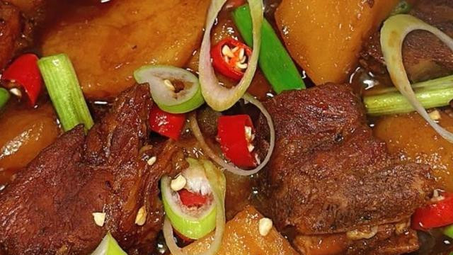 家常美味：土豆炖排骨的温暖滋味