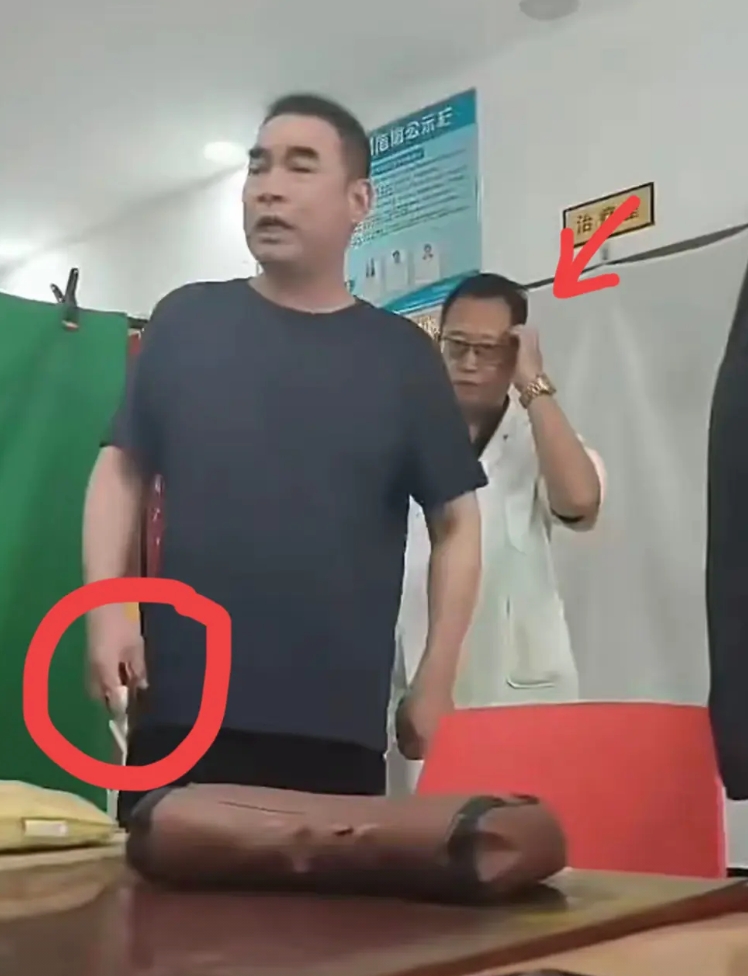 碰瓷老中医的男子正脸曝光！

看起来牛高马大的，怎么可能被指甲掐一下就受伤，终于