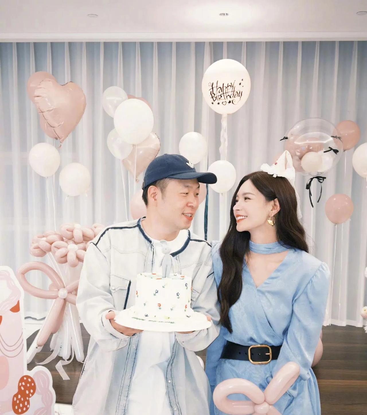 果然明星都要化妆才能看
杜海涛没主持快乐大本营之后
妆造也没有还去减肥了
看着一