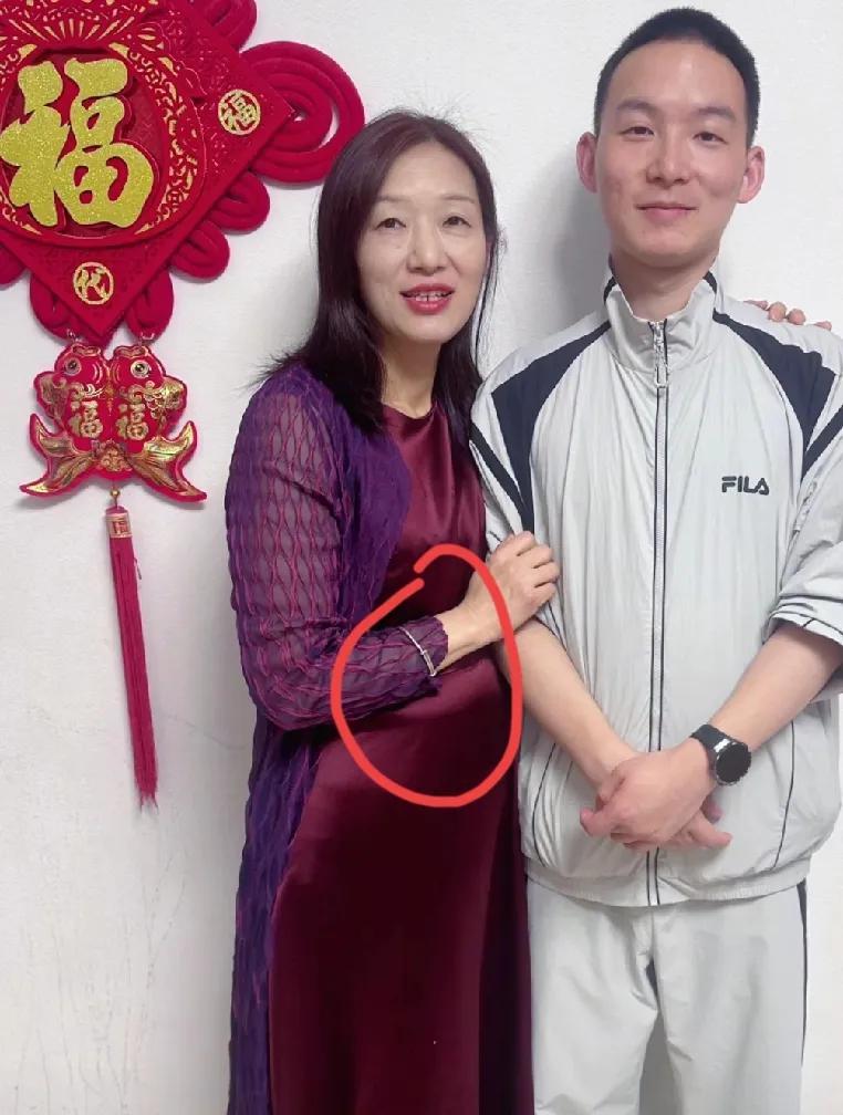 看着网上的评论爆料，
潸然泪下，
婚姻到底带给了谢浩南亲妈什么？
孩子？
可孩子
