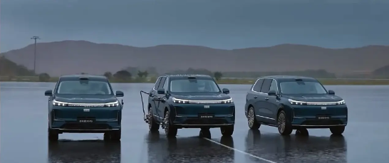 瞧瞧人家吉利银河M9这底盘，这也是为什么这个车外观那么协调好看的原因。