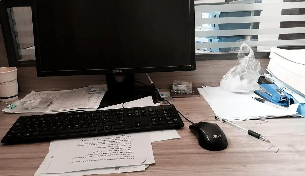 你发现没
在公司有一些人
从来不在意别人的看法
甚至领导的看法也不在意
每天来上