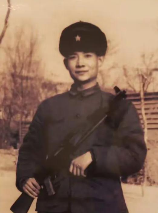 铁道兵十师的一名战士，“手握一杆钢枪，心里万道霞光”，年轻的他参与到成昆铁路的修