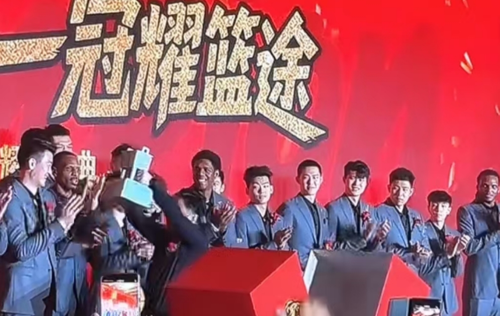 一笑泯恩仇！赵岩昊给师傅李春江敬酒，李春江开心接受，两人还搭着肩，相谈甚欢。
广