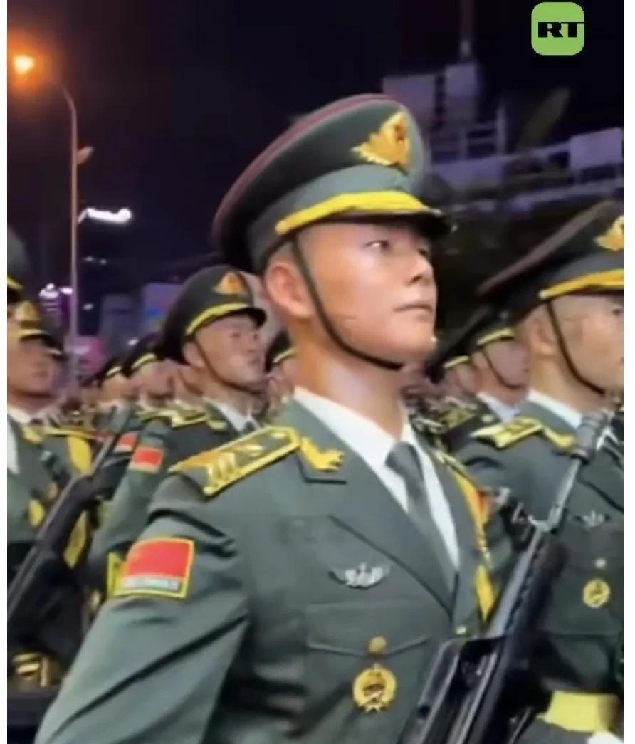 4月25日，118名中国人民解放军官兵抵达胡志明市，参加越南纪念南方解放、国家统