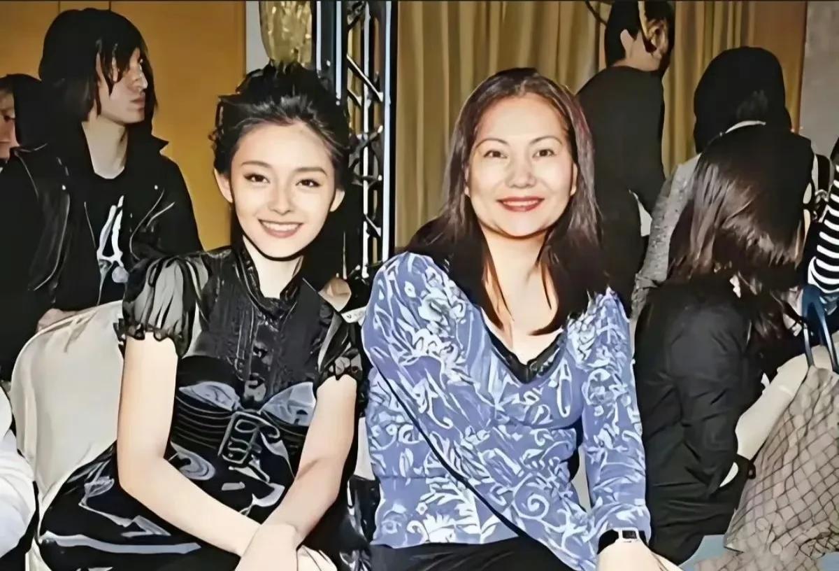 大S妈妈，深夜发文！
4月1日，深夜，S妈在社交平台发文，直呼女儿的乳名，一看内