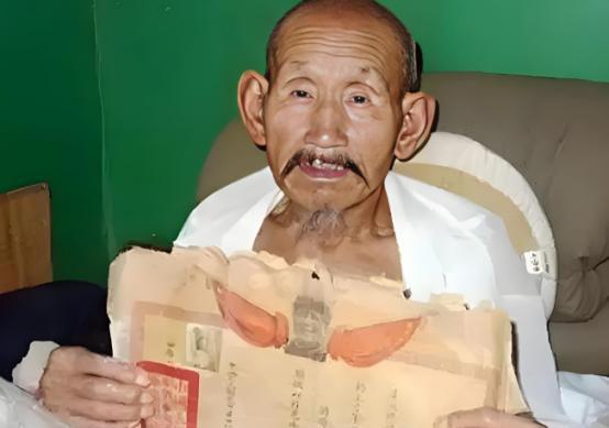 1994年，河南一名73岁的老农因欠债未还被列为“老赖”。当法院人员上门时，他害