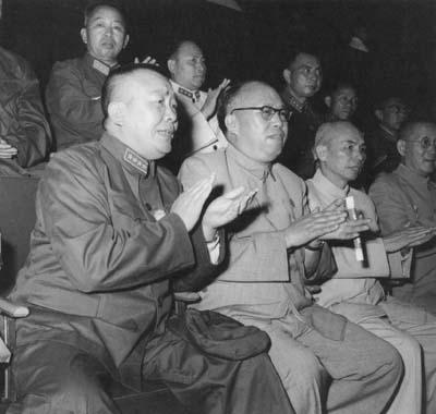 照片中好多四野的将帅啊。前排由近及远，那是谭政大将（四野政治部主任），罗荣桓元帅