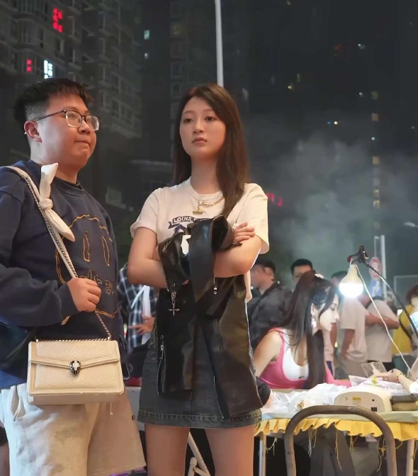 这男的看着也不像有钱人的样子呀？
