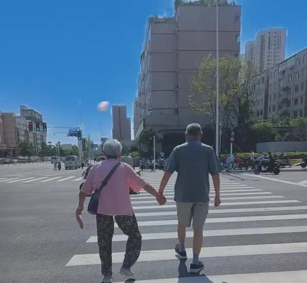 河南有位八旬老人摔倒在水里，因家中水淹到了膝盖已报警处理，当时民警就在不近处，明