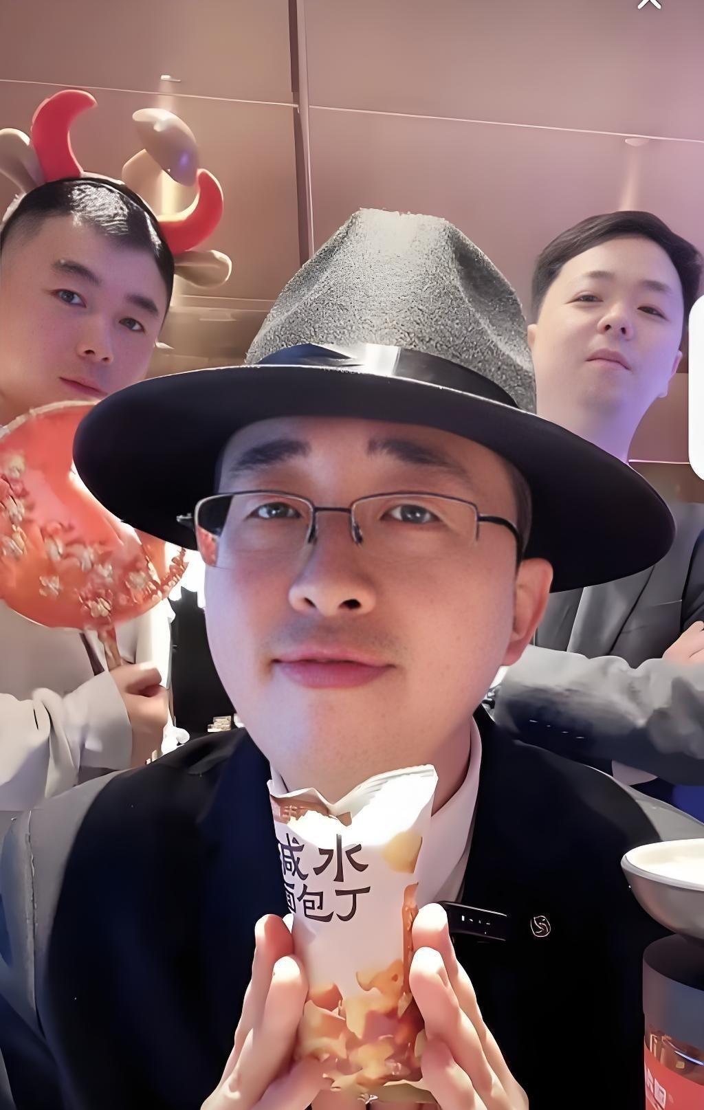麻六记的小井越来越油腻了。
小井升职了，升店长了，可他也越来越油腻了。
小井喜欢