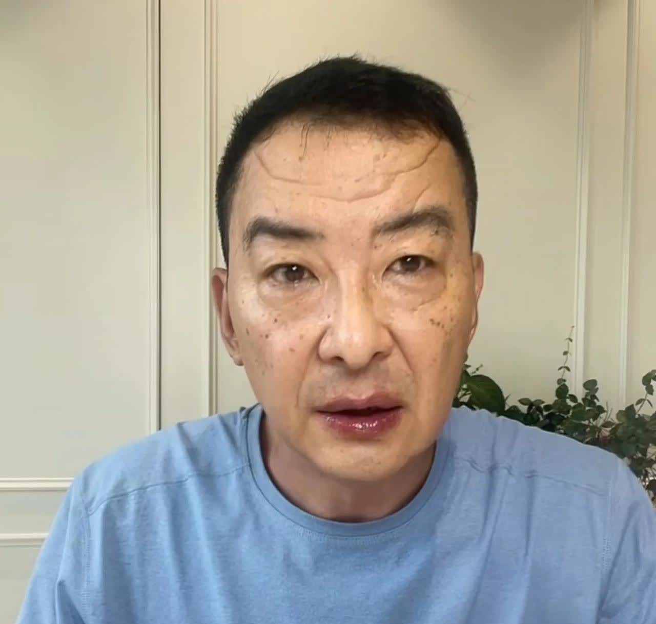 好家伙，这竟然是演员郝平？
他才54岁，无美颜、无滤镜的真实镜头之下，竟然老成