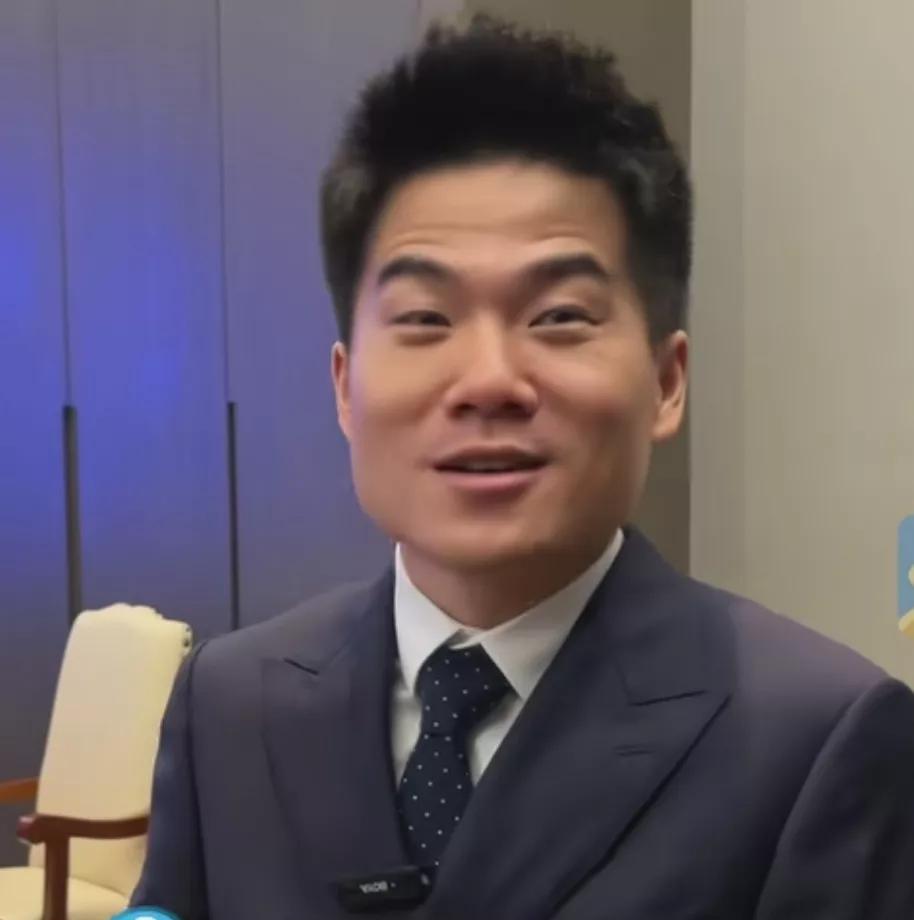 有网友说，三年了，董宇辉长期被迫卷入各种风波，从来没听他说一句别人的不好，他怎么