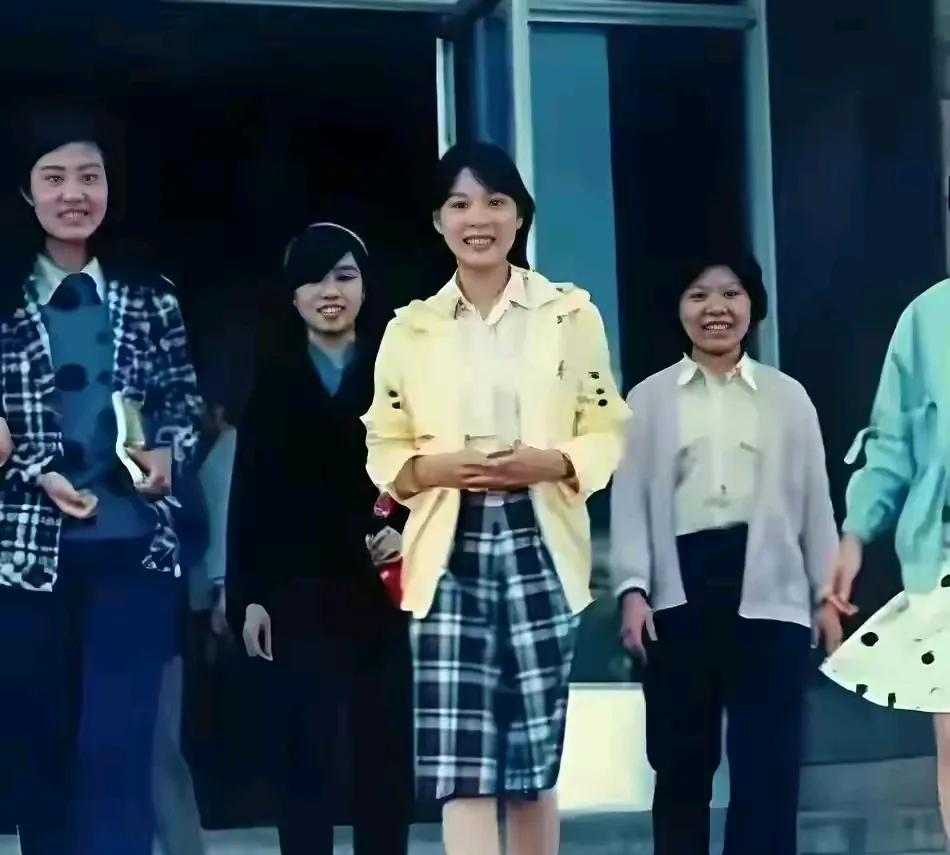杜建英再当三也只有宗庆后一个男人，可宗庆后他都至少有四个女人了。所以，在爱情婚姻