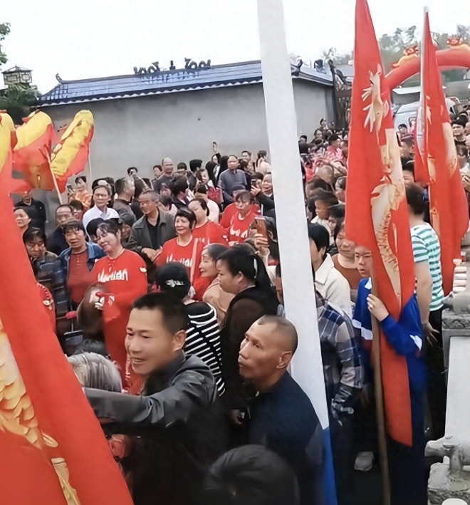 2024年4月，湖南86岁老校长周桂林迎娶81岁北大初恋的事情，一瞬间冲上了热搜