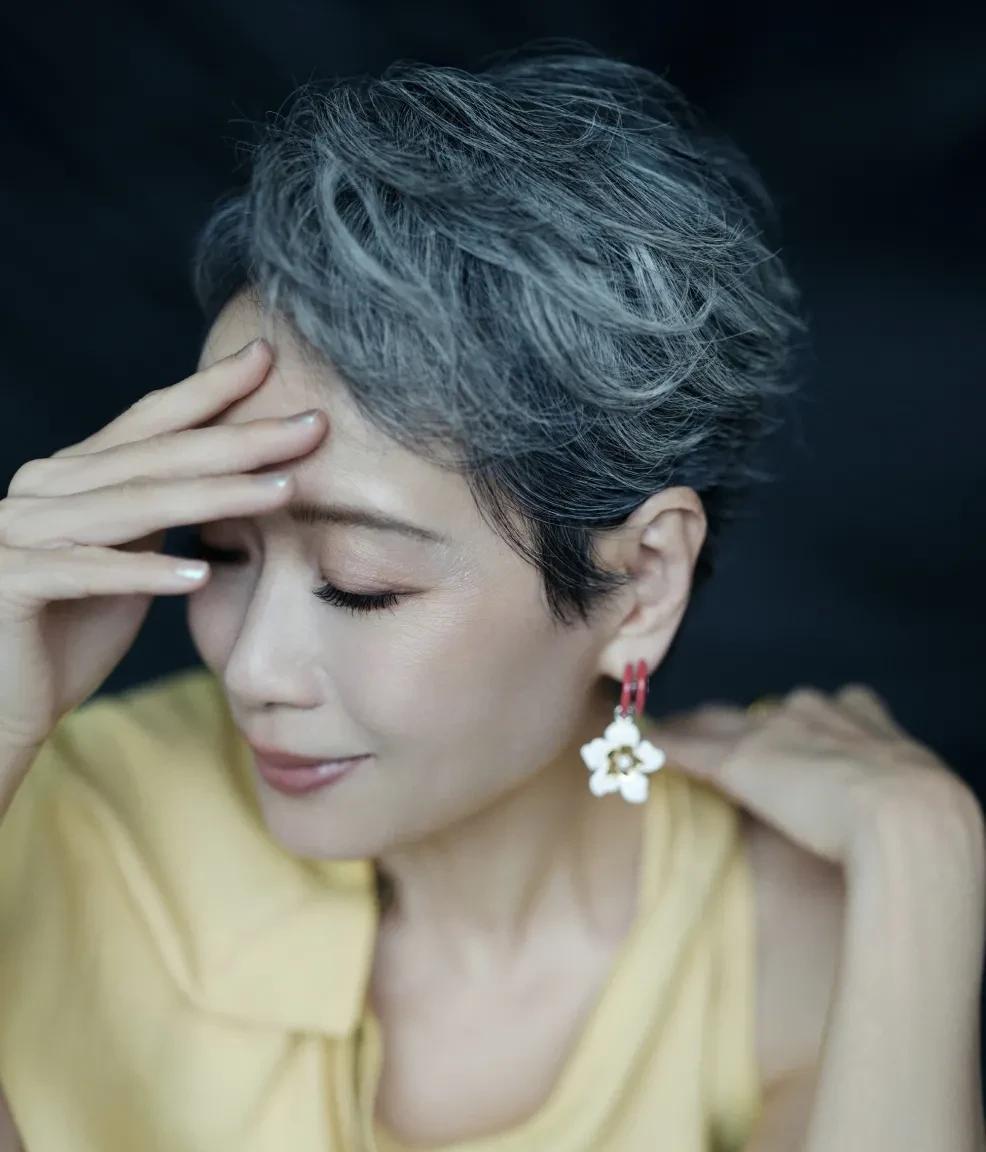 终于明白叶童为什么一头白发了？这么些年，她到底是怎么忍下来的？
都说女人的眼里揉