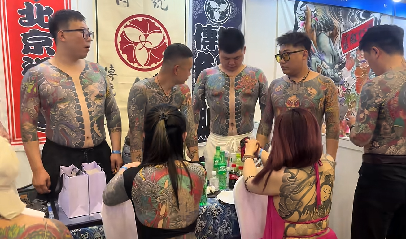 为什么要纹身，纵观历史，岳飞背上刺字为报效祖国，剩下的都是社会边角！实在可悲