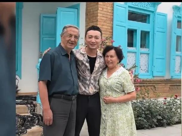 42岁尼格买提回新疆老家啦！豪宅院子铺地毯超壕气，原来他父母身份不简单！