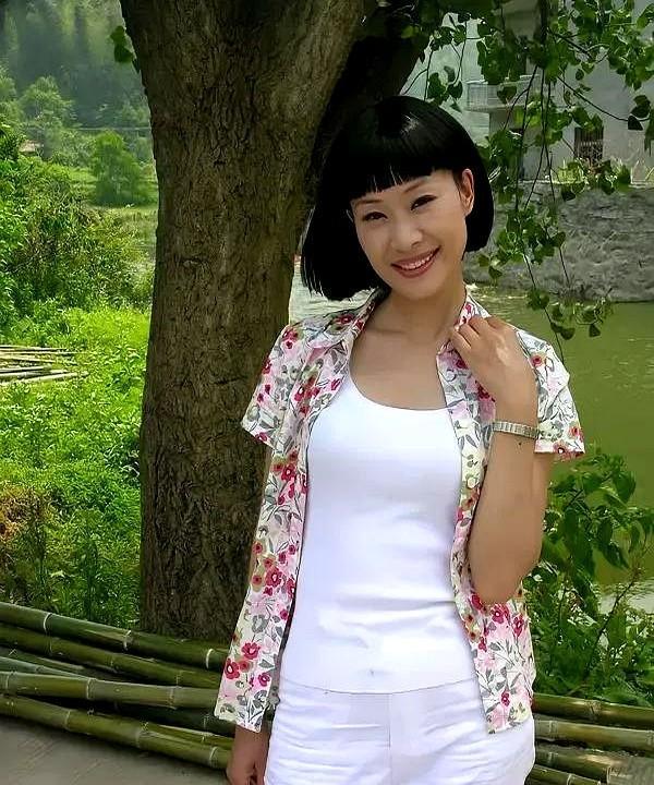 您瞧她往镜头前这么一站，白内搭配着花外套，活脱脱像春日里绽放的玉兰，身段丰腴得恰