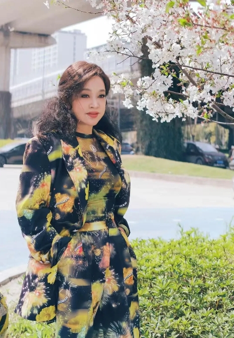 73岁刘晓庆发文：愿时光温柔 故人长安 。庆奶一如既往的美！别人是扮演大女主，您