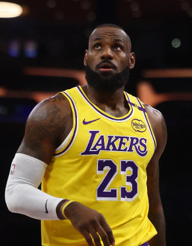 感觉詹姆斯真的已经打不动了,真是一点积极性都没有，我看他跑都不想跑