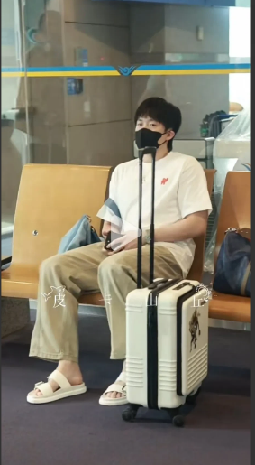 小王坐在那怎么给人一种很好欺负的感觉[偷笑]
太优秀了也烦人！就算坐着候机也被球