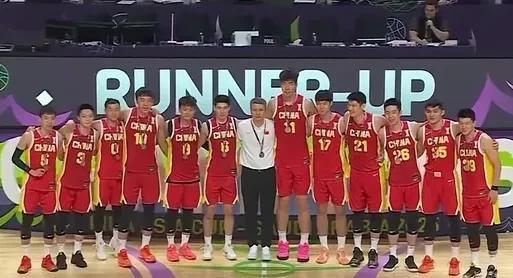 #胡金秋在男篮亚洲杯的表现有多优秀#当中国男篮在亚洲杯决赛仅以1分憾负澳大利亚时