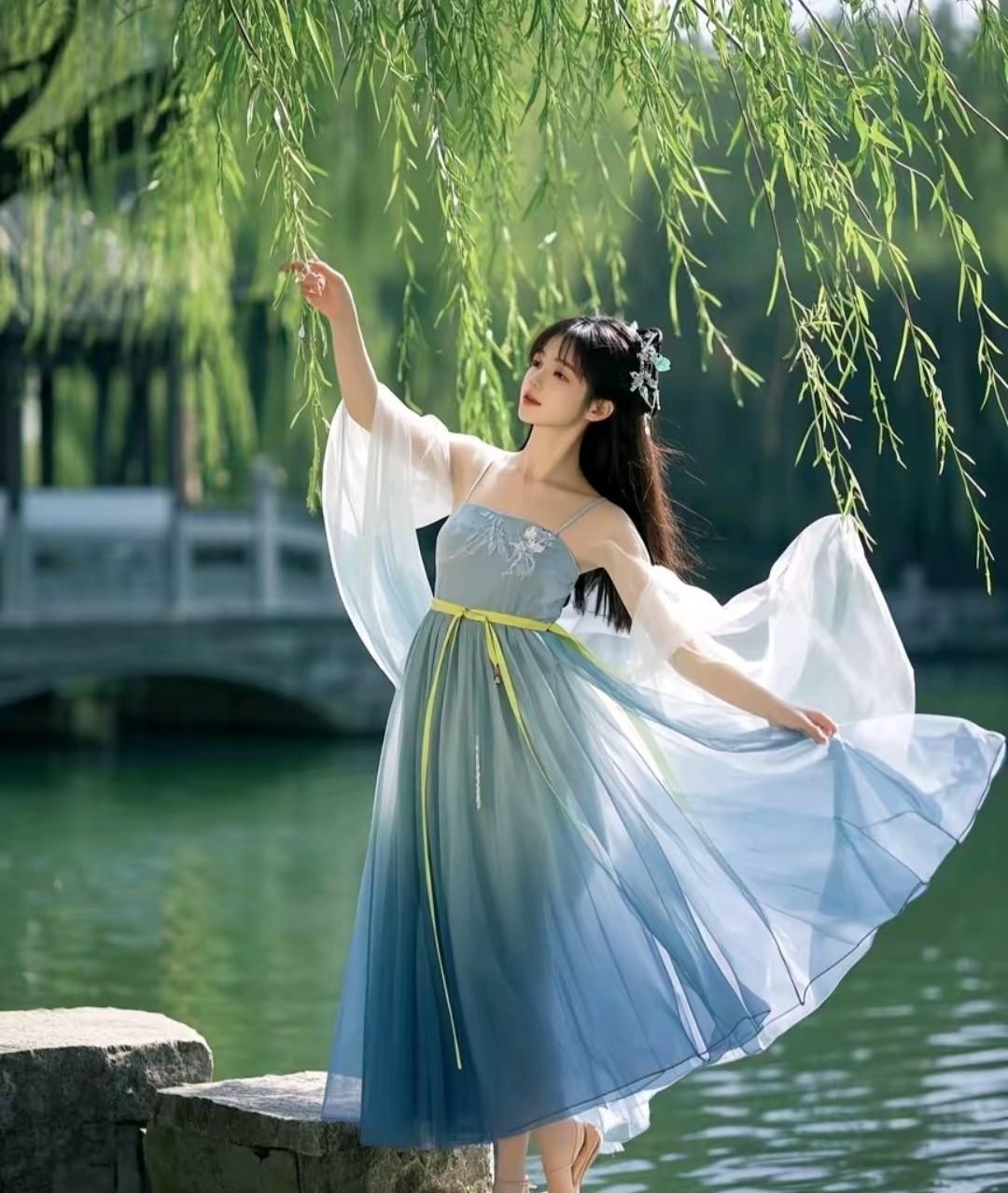 #上联：梅花雪，怎样对下联？# 
上联：梅花雪
下联：柳叶风
下联：竹韵情
下联