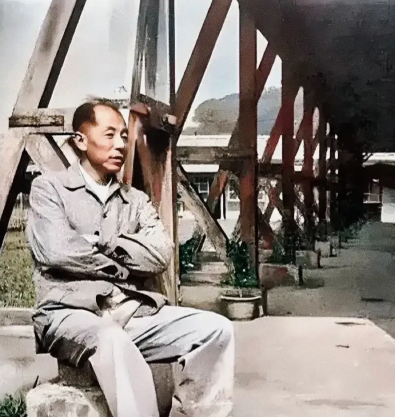 很多人以为软禁就是坐牢，其实不一样。
看这张张学良被软禁时的老照片就知道了，院子