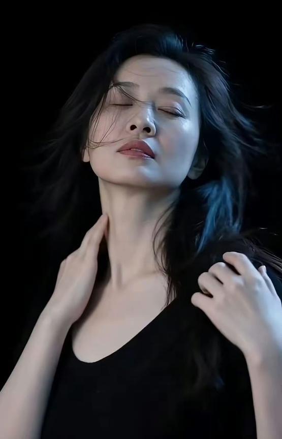 优质女人的状态就应该这样，个性鲜明，白里透红，素颜出行，走路带风，再喷洒一点淡淡