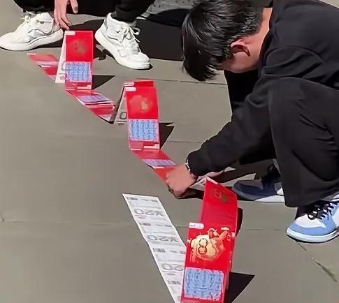 男子在寺院边祈福边刮彩票，网友调侃拿十几块香火钱许几百万的愿。
辽宁大连一男子在