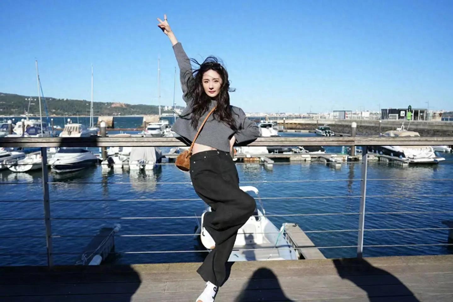 杨幂旅行美图，休闲造型尽显活力与自信
