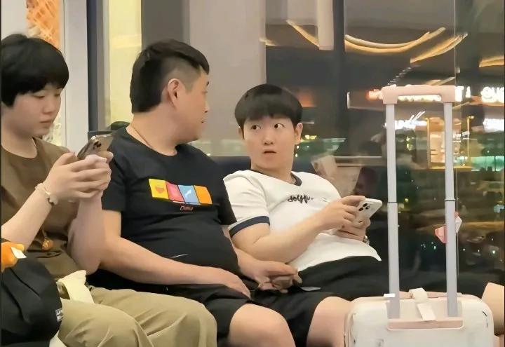 没有对比，就没有伤害[捂脸]
这一家三口就像坐在自家客厅沙发上一样舒服自在！
还