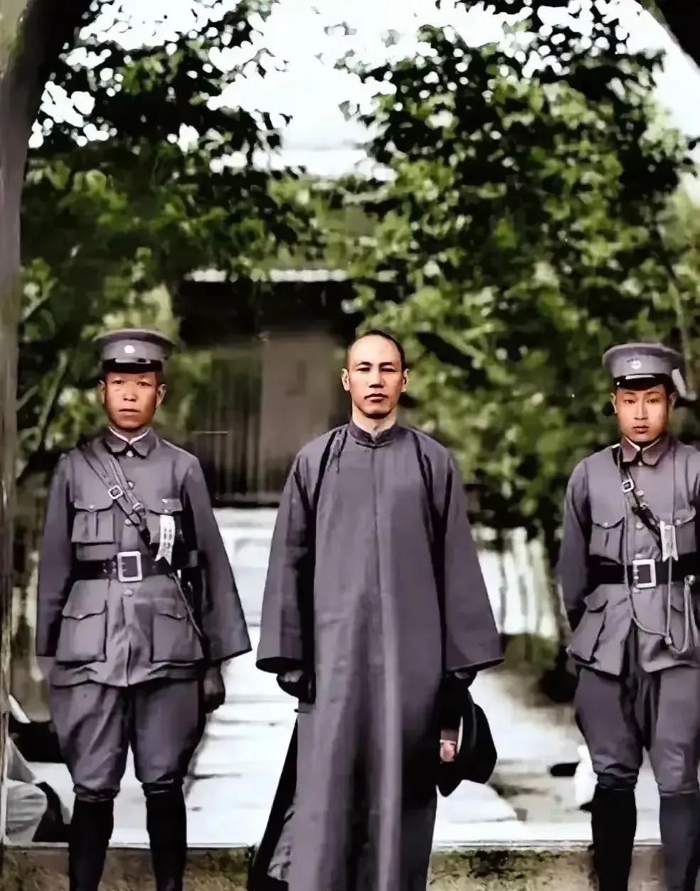这位看起来修长挺拔，有气质的男子，没想到居然双手沾满了罪恶。
这位看起来帅气无比